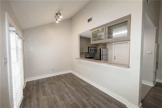 Building Photo - 1302 Danbury Square