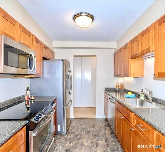 Building Photo - 893 Farmington Ave