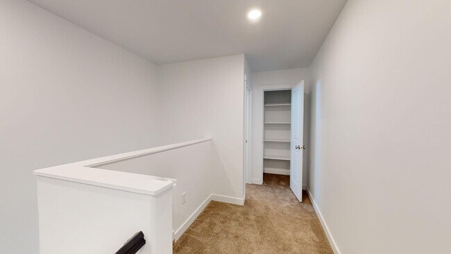 Building Photo - BEAUTIFUL 4-BEDROOM TOWNHOME FOR RENT