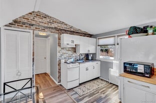 Building Photo - 233 Sears Rd