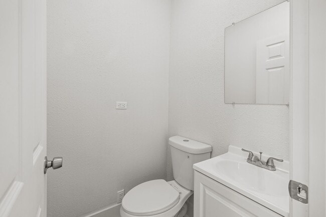 Building Photo - Spacious 4 Bedroom 2 Bath Home