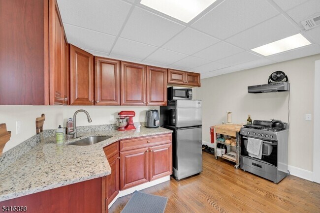 Building Photo - 38 Morris St