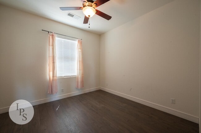 Building Photo - North Clovis Home, 4BR/3.5BA, CUSD - Lots ...