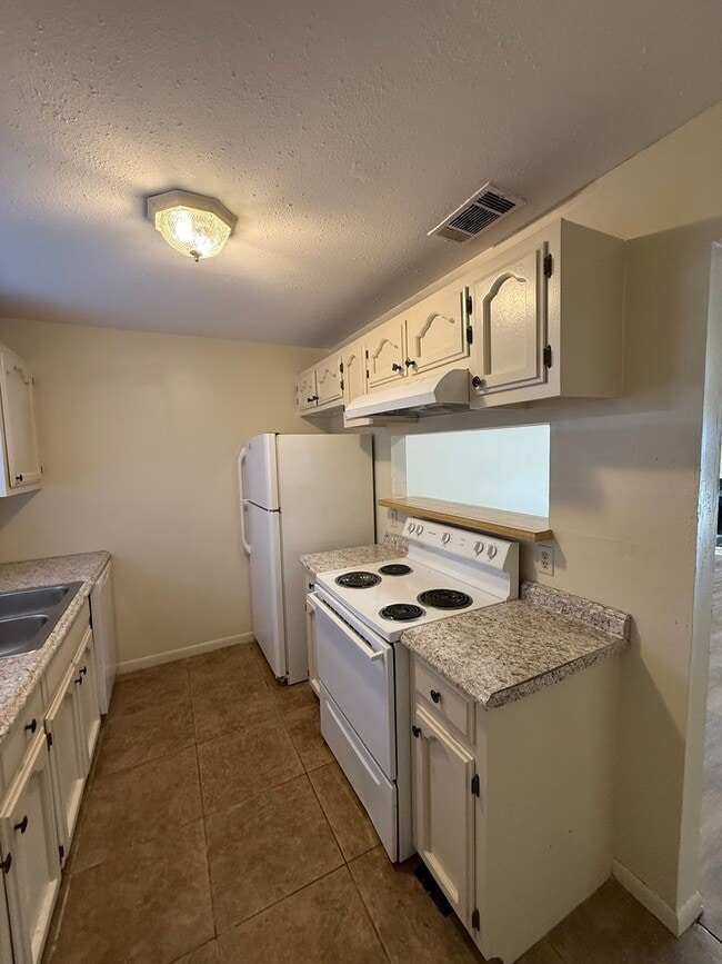 Building Photo - 2BD 1.5BA TOWNHOUSE WITH WATER INCLUDED