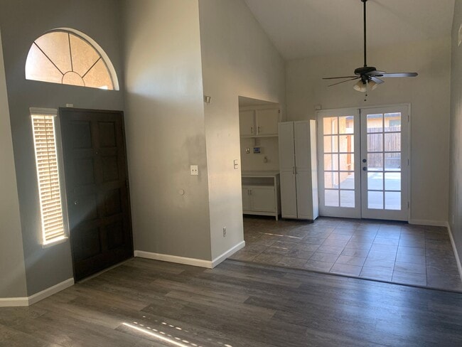 Building Photo - Clean 3 Bedroom / 2 Bathroom House in Sout...