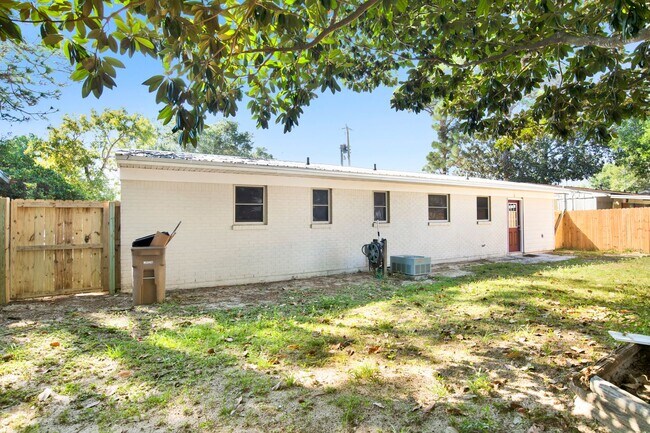 Building Photo - Renovated 3 bedroom home near UWF