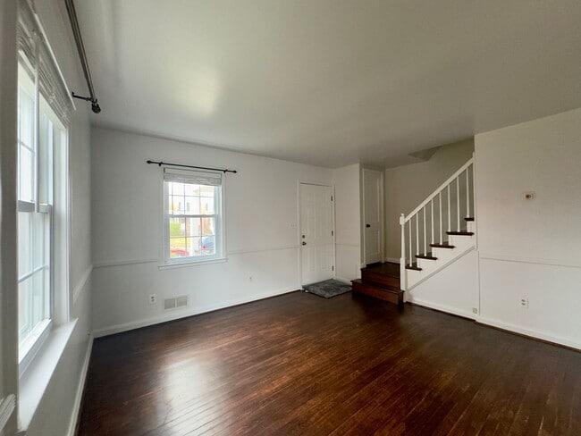 Building Photo - Charming 3-Bedroom Townhome with Modern Amenities in Parkville!