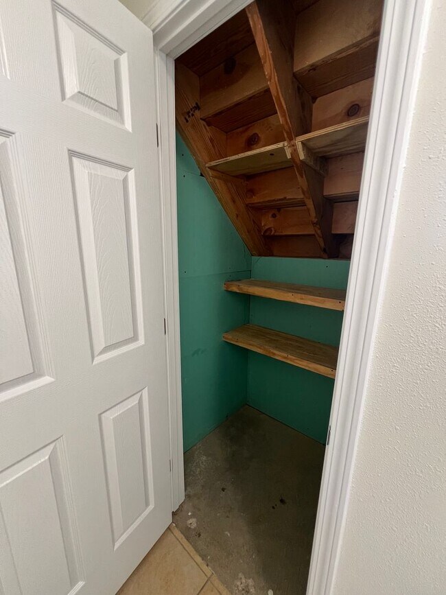 Building Photo - 4 bed 1.5 bath home close to I-44