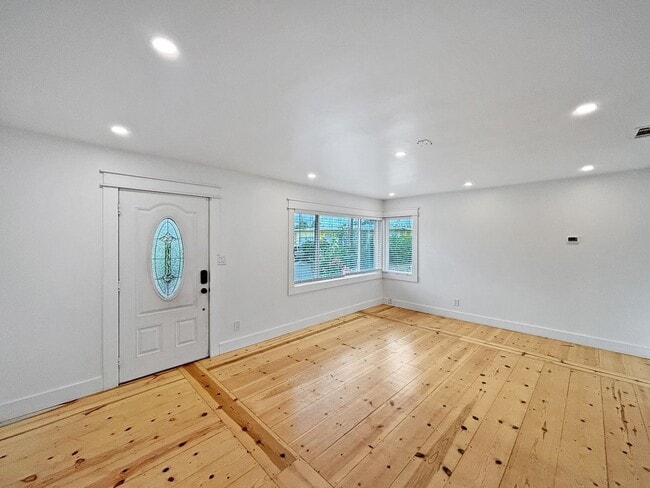 Building Photo - Charming & Spacious 3B/2BA House in La Mes...