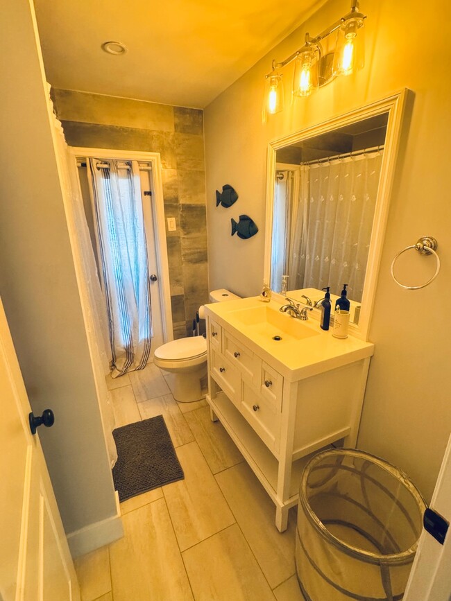 Building Photo - 734 Memorial Dr