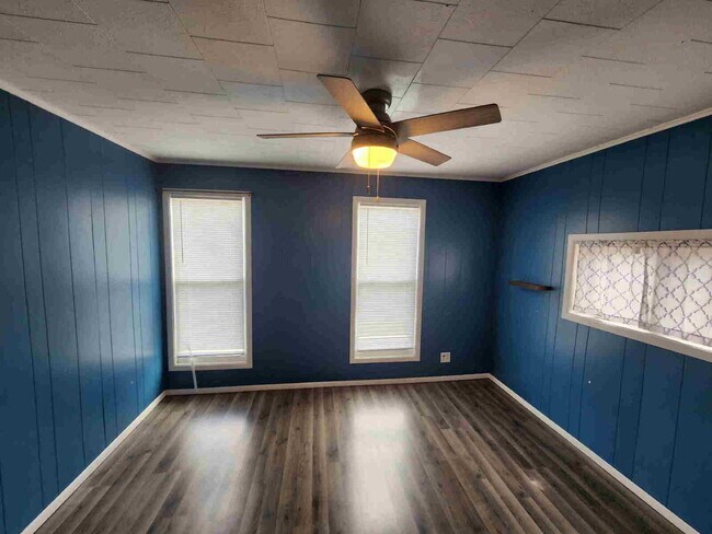 Building Photo - 2 Bed Duplex in Oshkosh, WI - Perfect for cozy living!