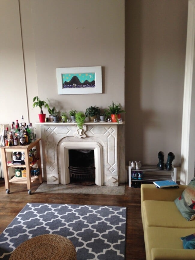 Building Photo - Historic upstairs 1 Bedroom 1 Bath apt