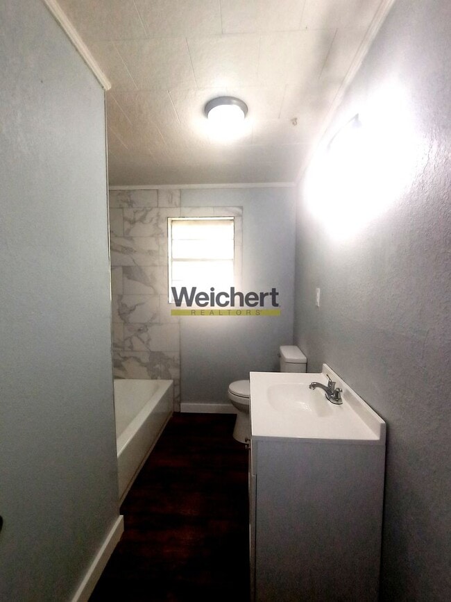 Building Photo - Remodeled 3bed/1bath with fenced backyard
