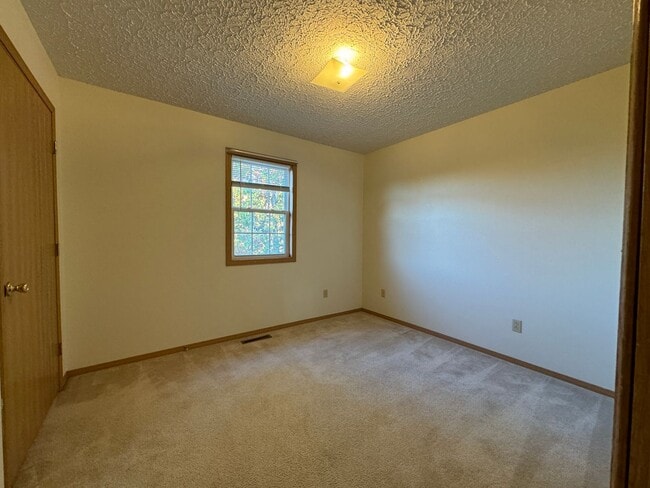 Building Photo - Charming 3-Bed, 2-Bath Home Just Minutes from Fort Leonard Wood!