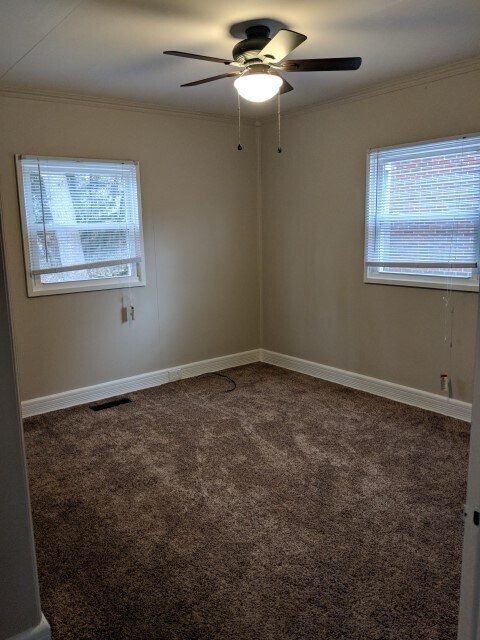 Building Photo - 3 bed, 1 bath Home: Available July 2025! A...