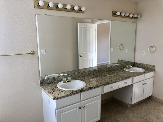 Building Photo - 2585 Clayton Cir