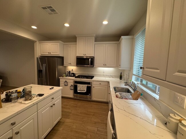 Building Photo - Beautiful 3-Bedroom Home in Vista – Modern...