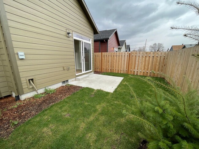 Building Photo - Modern 3b/2ba Energy Star Certified Home I...