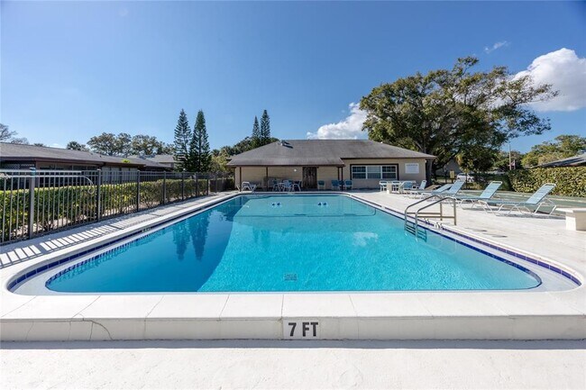 Building Photo - 4215 E Bay Dr