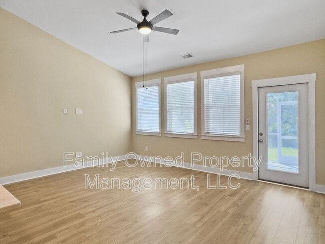 Building Photo - 7785 Park Gate Dr