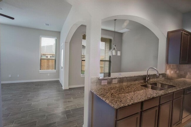 Building Photo - 125 Lakeview Ct