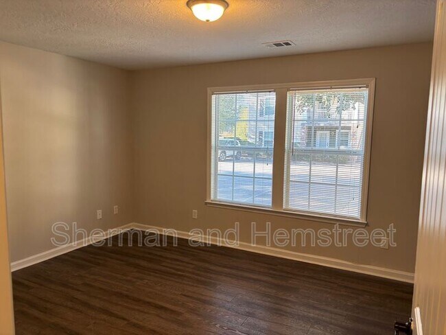 Building Photo - 3200 London Ct SW