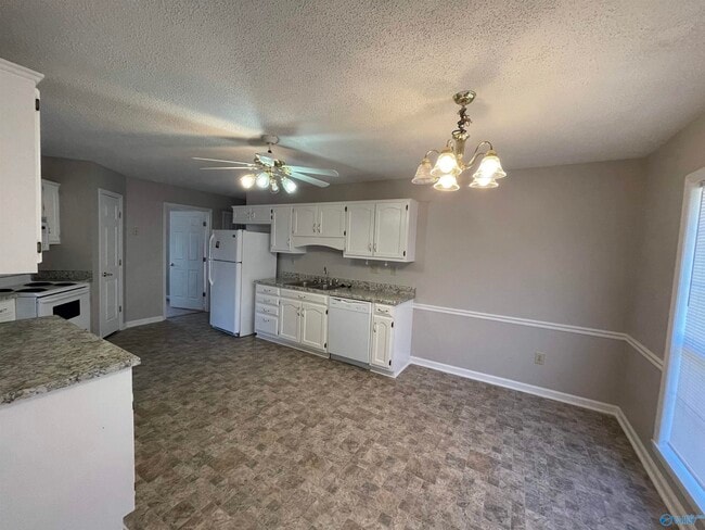 Building Photo - 100 Medicine Bend Ct