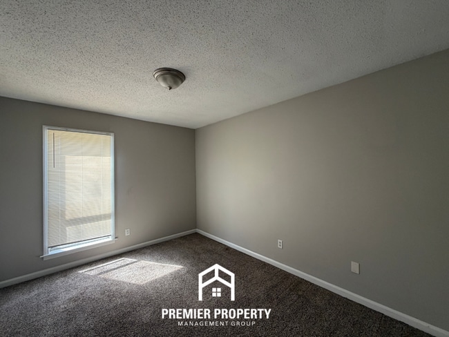 Building Photo - 3-Bedroom Single-Family Home for Rent in Memphis, TN - Vaulted Ceilings & Fenced Backyard