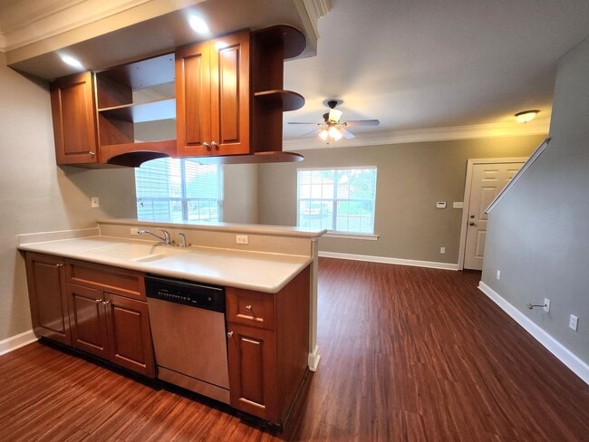 Building Photo - 3 bedroom townhome for rent right away, gated community, pool renting for $1450