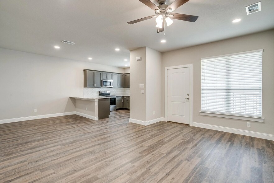 440+Stone+Lake++(8+of+45).jpg - Stone Lake Townhomes