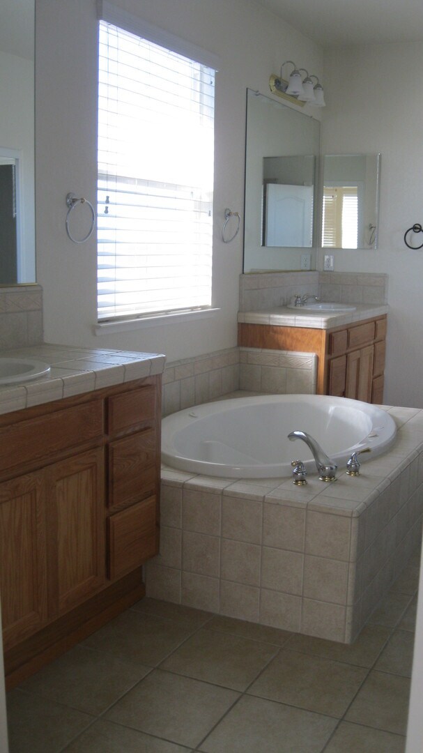 Building Photo - East Roseville, New Carpet * Paint, 2657sq...