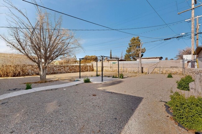 Building Photo - Charming 3 bedroom, 1 bath home in Central East El Paso!