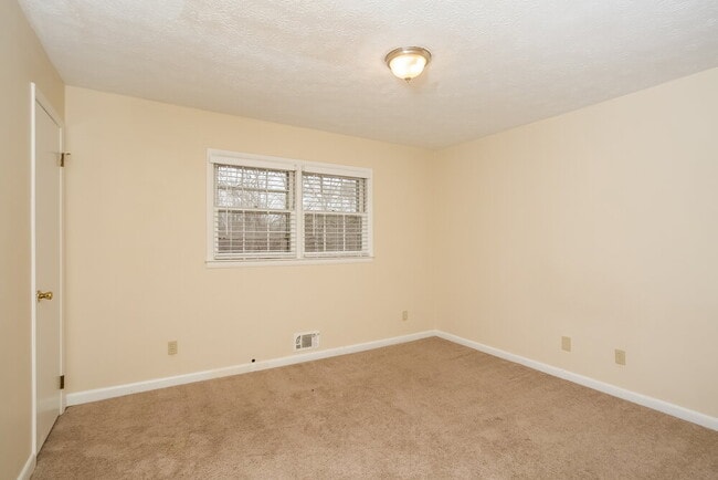 Building Photo - 2115 Pine Knoll Cir NE