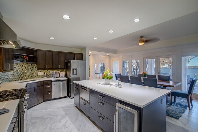 Building Photo - 8402 Columbia Dr