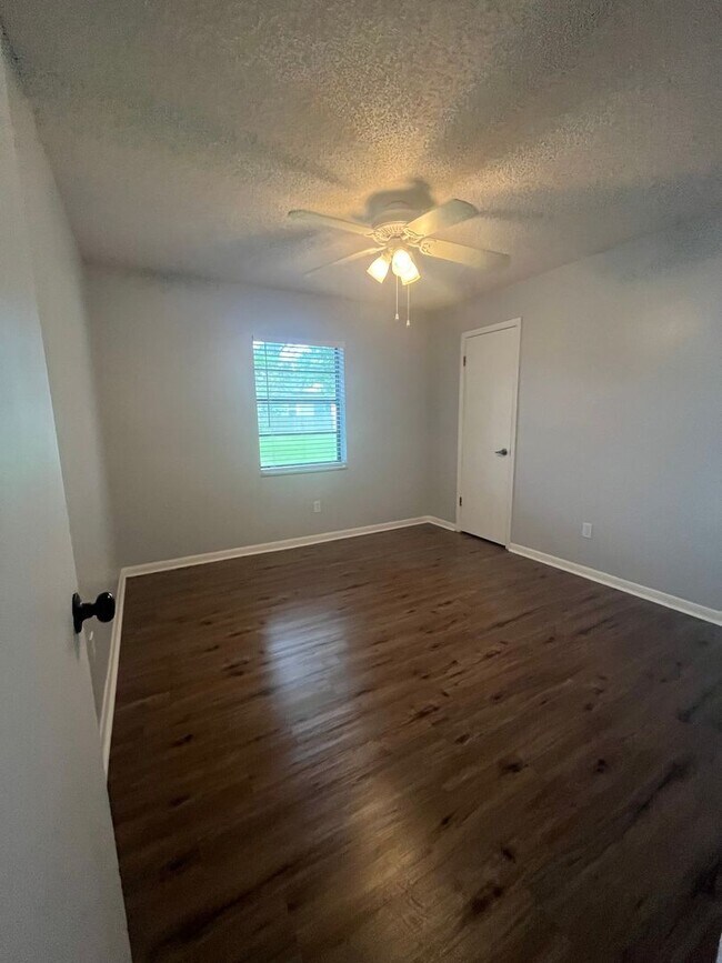 Building Photo - Super Cute 3bd 2bath! FENCED IN YARD !