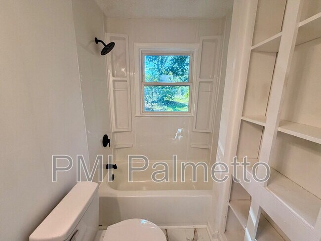 Building Photo - 128 Crestmore Dr