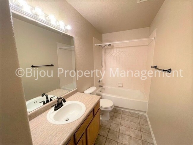 Building Photo - 6735 Delmonico Dr