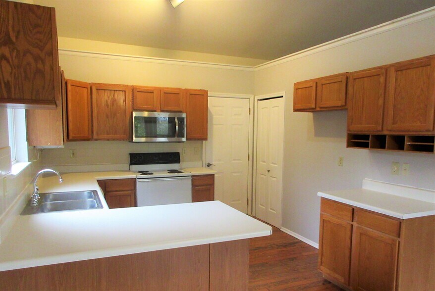 Building Photo - 206 Crescent Ave