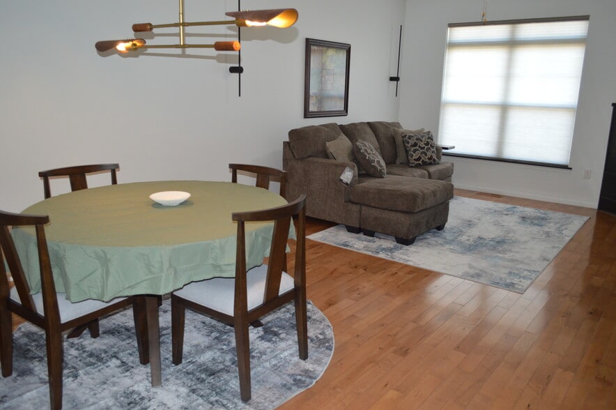 Building Photo - 751 Mission Point Rd