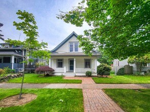 Building Photo - 944 Cottage St NE