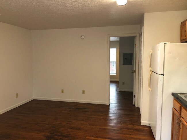 Building Photo - 1 Bedroom Avail AUG 2025;  $840 Monthly. W...