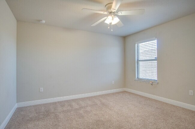 Building Photo - Highly desired 4/2.5 Gulf Breeze Home with hot tub!