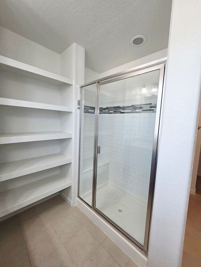 Building Photo - Cute Spacious Townhome in Prime Location – Available Now!