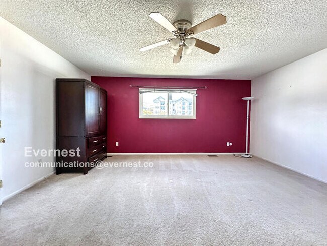 Building Photo - Lovely 3-Bedroom Townhome with Modern Comf...