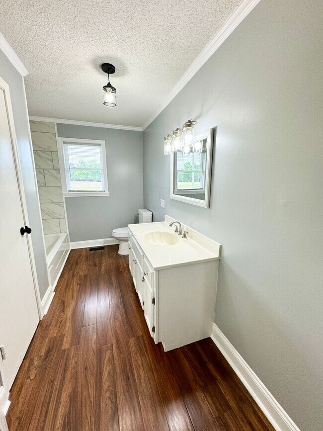 Building Photo - Move in ready! Fully Renovated with attent...