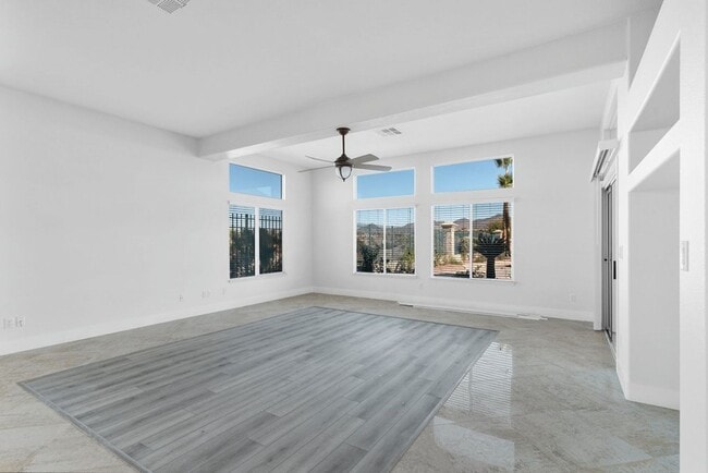 Building Photo - 4 bed, 2.5 bath single-story home in the g...