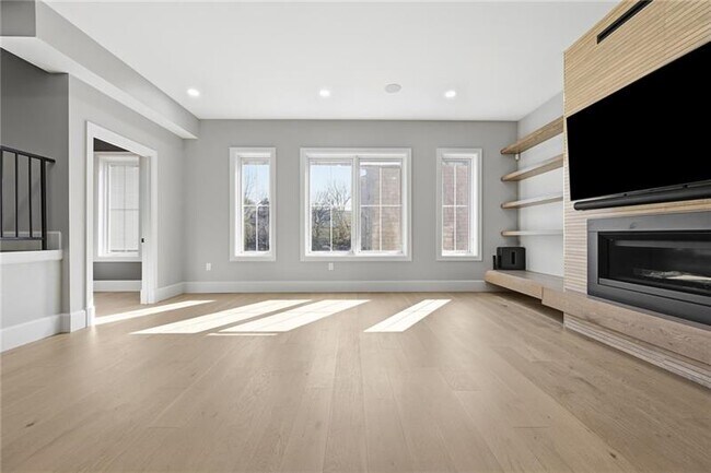 Building Photo - 5133 Fifth Ave