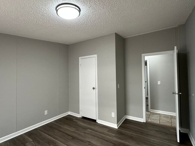 Building Photo - Country Living 3 Bedroom, 2 Bath Home in S...
