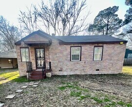 Building Photo - Newly Renovated Home