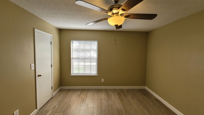 Building Photo - 2 bedroom 1 bath duplex available for rent!